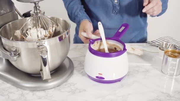 차근차근 믹서에 집에서 초콜릿 아이스크림을 준비하는 — 비디오