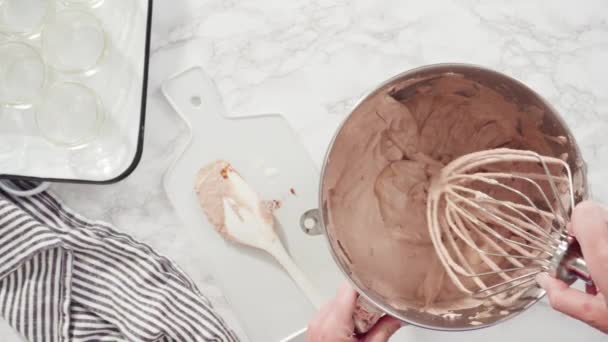 Düz Yatıyordu Adım Adım Yapımı Çikolatalı Dondurmayı Cam Kavanozlara Koymak — Stok video