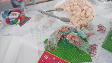 Adım adım. Ev yapımı şekerleme paketleri küçük hediye paketlerine konuyor..