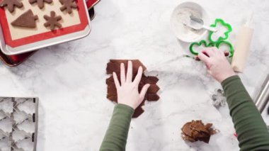 Düz yatıyordu. Adım adım. Zencefilli kurabiye hamurundan Noel kurabiyeleriyle şekiller kesiyorum..