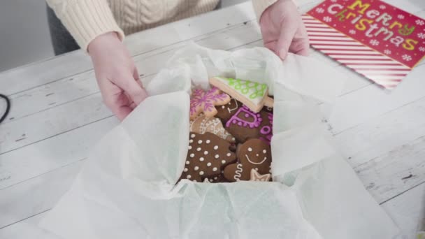 Schritt Für Schritt Hausgemachtes Gebäck Und Plätzchen Eine Weihnachtsgeschenkbox Verpacken — Stockvideo