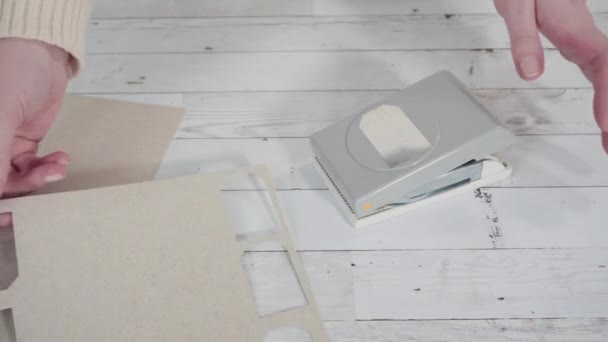 Adım Adım Kahverengi Kağıttan Hediye Etiketlerini Kağıt Punçla Kesiyor — Stok video