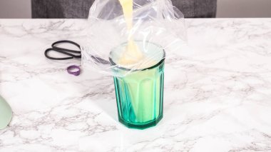 Adım adım. Krep hamurunu küçük bir mısır gevreği hazırlamak için bir torbaya aktarıyorum..