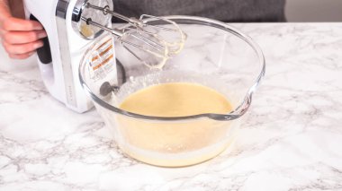 Adım adım. Mini krep gevreğinin malzemelerini karıştırıyorum..