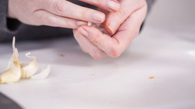 Vejetaryen fasulye çorbası pişirmek için sebzeleri doğramak..