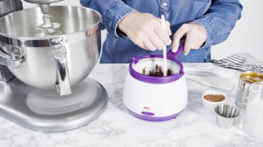 Adım adım. Ayakta duran bir mutfakta ev yapımı çikolatalı dondurma hazırlıyorum..