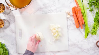 Vejetaryen fasulye çorbası pişirmek için sebzeleri doğramak..