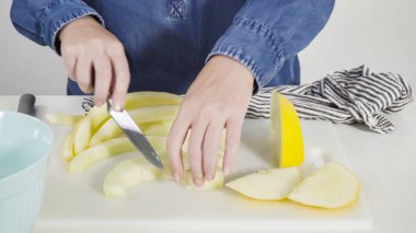 Adım adım. Beyaz kesme tahtasında kaygan altın çiğ taneli kavun.