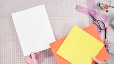 Düz yatıyordu. El yapımı Babalar Günü kartı hazırlayan küçük bir kız..