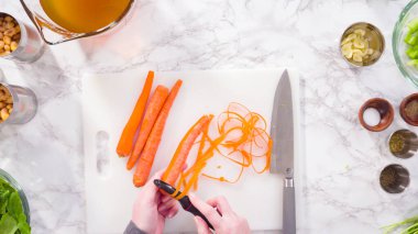 Vejetaryen fasulye çorbası pişirmek için sebzeleri doğramak..