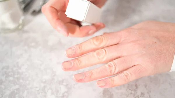 Vrouw Die Haar Manicure Thuis Afmaakt Met Eenvoudig Manicure Gereedschap — Stockfoto