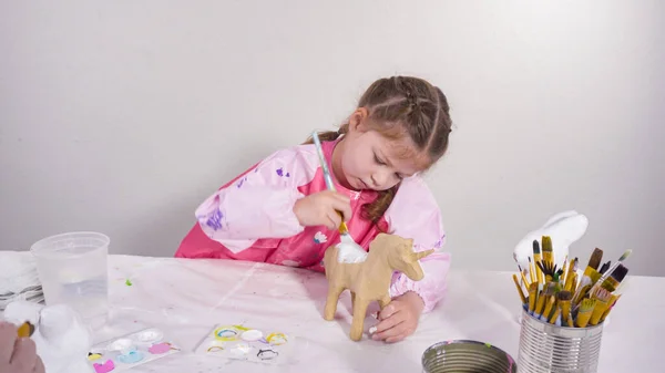 小さな女の子Painting Paper Mache Figureでホームスクールアートクラス — ストック写真