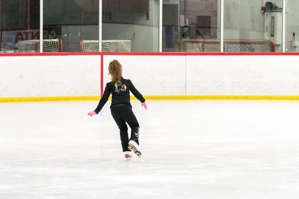 Kleine Eiskunstläuferin Übt Ihre Elemente Beim Morgendlichen Eiskunstlauf Training — Stockfoto