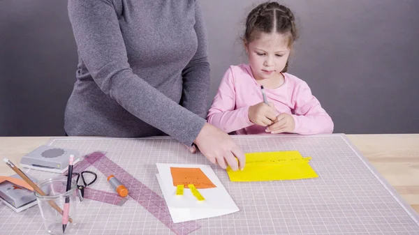 Kislány Csinál Egy Kézzel Készített Apák Napi Kártyát Építőipari Papírból — Stock Fotó