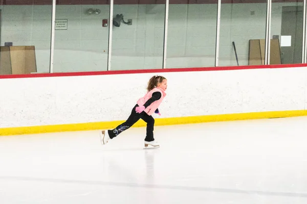 朝のフィギュアスケート練習で彼女の要素を練習小さなスケーター — ストック写真