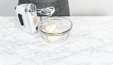 Marketten alınmış vanilyalı şekerlemeyi cam bir kaseyle karıştırıyorum..