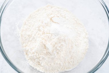 4 Temmuz pastasını çikolatalı yıldızlarla karıştırmak için cam bir kasenin içindekileri karıştırıyorum..