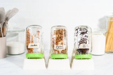 İkinci gün. Mutfak tezgahında filizlenen kapağı olan bir kavanozda organik filizler yetişiyor..