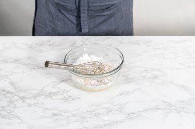 Limon jöleli. Limon jölesi yapmak için malzemeleri cam bir kapta çırpma kabıyla karıştırıyorum..