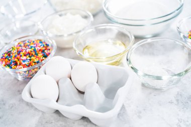 Fünyeli kek pişirmek için cam karıştırma kabındaki malzemeler..