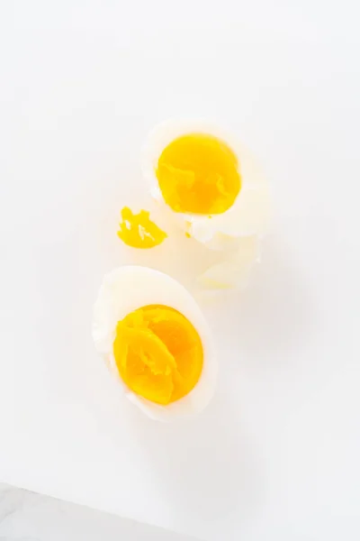 Rebanando Huevos Duros Una Tabla Cortar Blanca —  Fotos de Stock