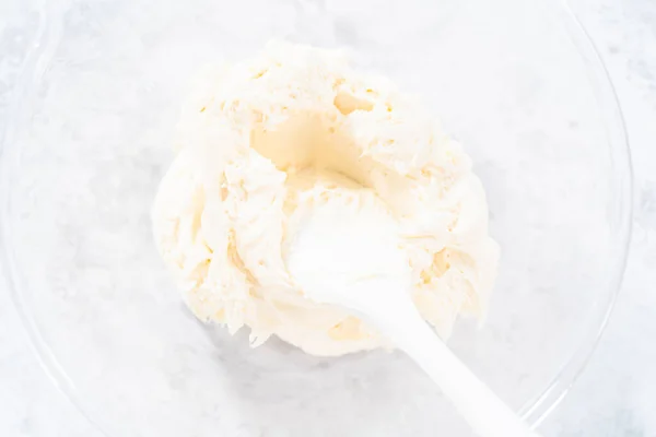 Vista Perto Preparação Cobertura Creme Manteiga Baunilha Para Decorar Bolo — Fotografia de Stock