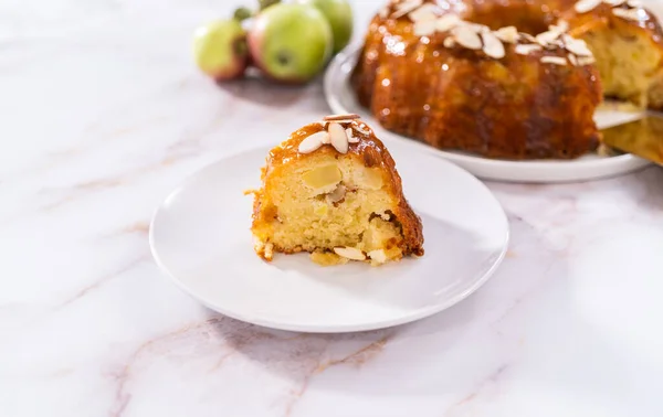 Tranche Gâteau Bundt Aux Pommes Fait Maison Avec Glaçure Caramel — Photo