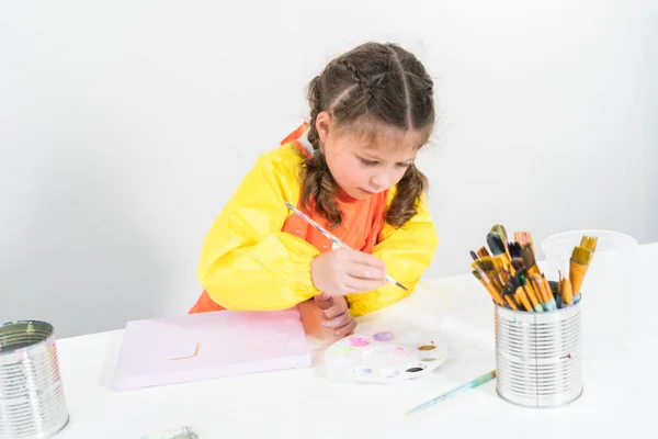 Маленька Дівчинка Працює Над Арт Проектом Акриловою Фарбою Вдома — стокове фото