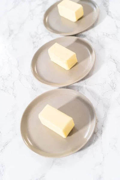 小皿の上の無塩バターの棒 — ストック写真