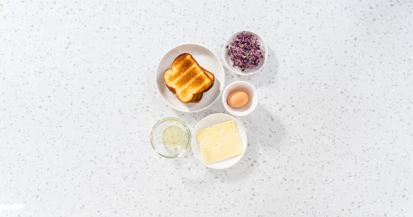 Düz Yatıyordu Kahvaltı Yumurtası Filizli Sandviç Yapmak Için Cam Karıştırma — Stok fotoğraf