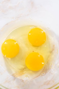 Elmalı keki karamel jöleli pişirmek için bardaktaki ölçülü malzemeler..