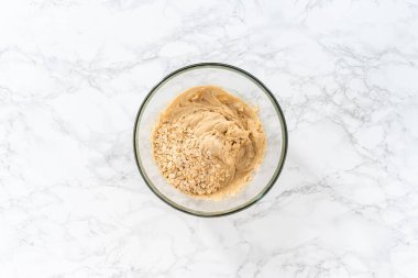 Düz yatıyordu. Muzlu yulaf ezmeli kek pişirmek için büyük bir bardakta karıştırma malzemesi..