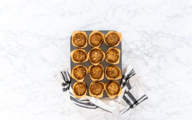 Düz yatıyordu. Mutfak tezgahında taze pişmiş muzlu yulaf ezmeli kek..