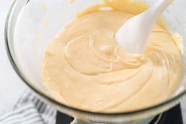 Çikolata parçacıkları ve diğer malzemeleri kaynayan suyun üzerinde karıştırarak mısır şekeri hazırlamak..