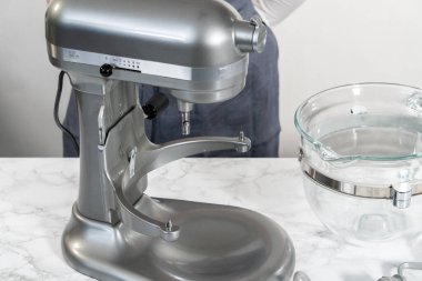 Yumuşak yulaflı kuru üzümlü cevizli kurabiyeler pişirmek için mutfak tezgahında karışımlar hazırlıyorum..