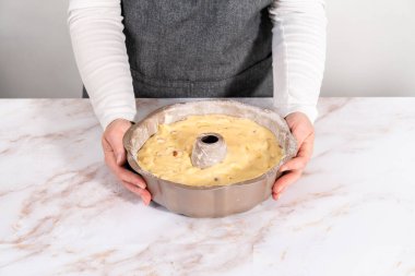 Karamelli kek pişirmek için kek tepsisi içinde kek hamuru..