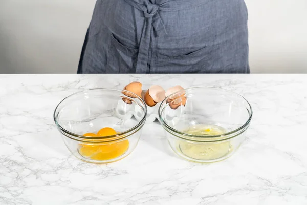 Zitronenkeilplätzchen Mit Zitronenglasur Nasse Zutaten Einer Großen Glasschüssel Mischen Zitronenplätzchen — Stockfoto