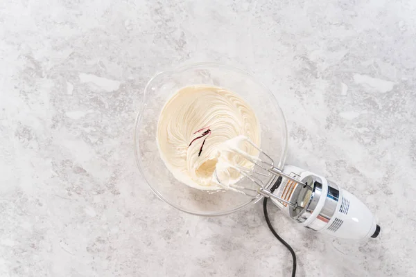 Flat Lay Preparing Vanilla Buttercream Frosting Decorating Funfettti Bundt Cake — Foto de Stock