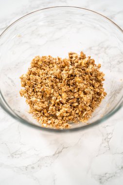 Muzlu yulaf ezmeli kek pişirmek için büyük bir bardakta karıştırma malzemesi..