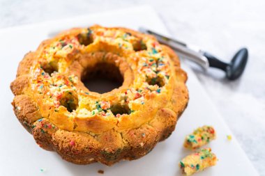 Funfettti kekini dolduran tereyağı kreması için delikler açıyorum..