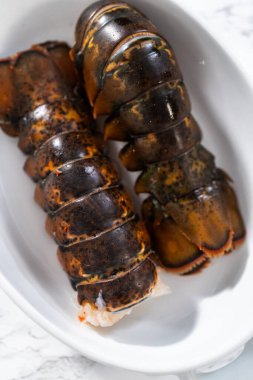 Sarımsaklı ıstakoz kuyruğu yapmak için çiğ ıstakoz kuyruğu hazırlıyorum..