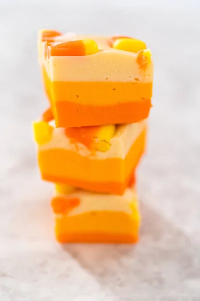 Σπιτικό Γλυκό Καλαμπόκι Fudge Τετράγωνα Κομμάτια Στοιβάζονται Έναν Πάγκο Κουζίνας — Φωτογραφία Αρχείου