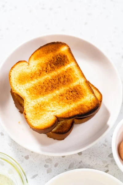 Gemeten Ingrediënten Glazen Mengkommen Ontbijt Spruitjes Sandwich Maken — Stockfoto