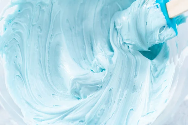 Αναμιγνύοντας Μπλε Χρώμα Τροφίμων Στο Frosting Βουτυρόκρεμα — Φωτογραφία Αρχείου
