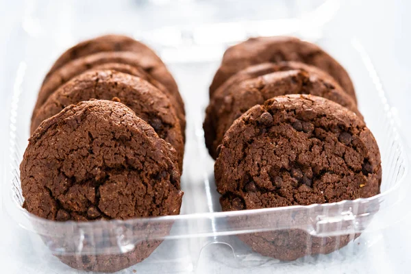 Biscoitos Chocolate Duplo Recém Assados Recipiente Plástico — Fotografia de Stock