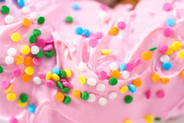 Van Dichtbij Gezien Funfettti Bundt Cake Mat Met Roze Vanille — Stockfoto