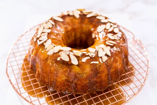 Glazing Homemade Caramel Glaze Freshly Baked Apple Bundt Cake Garnishing — Stock Photo, Image