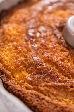 Mutfak tezgahında taze pişmiş elmalı kek..