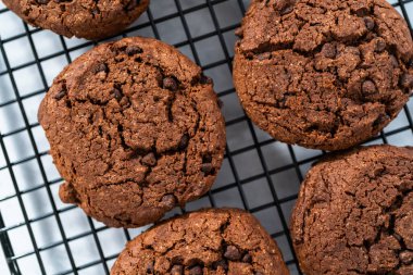 Soğutma dolabında taze pişmiş çift çikolatalı kurabiye..