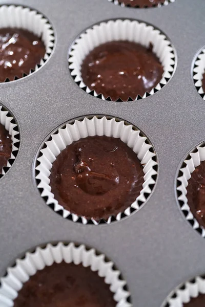 Ramasser Pâte Cupcake Chocolat Dans Les Doublures Cupcake — Photo